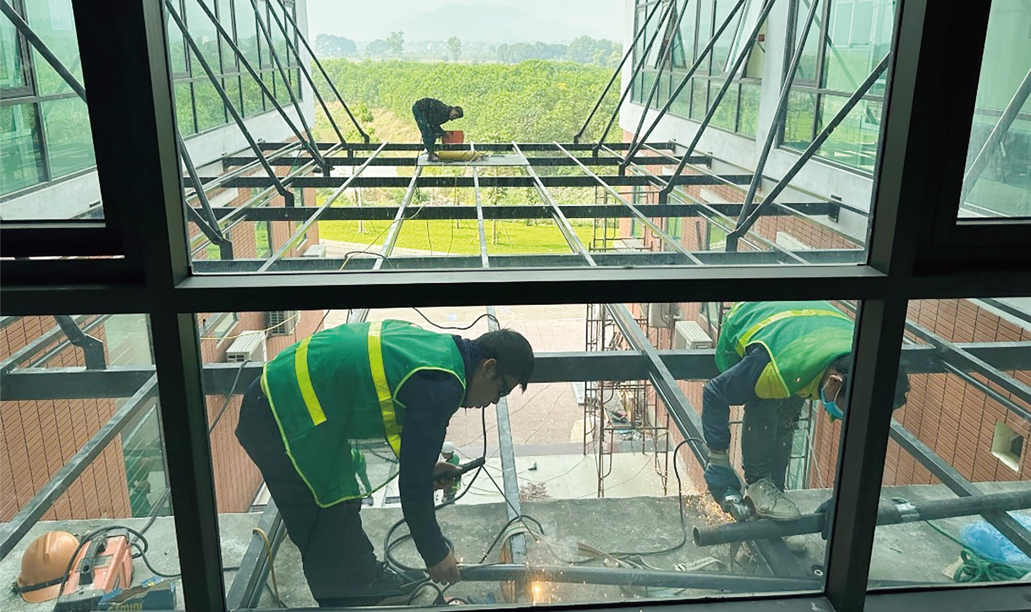 写真1　海外では安全意識が低い現場も少なくない