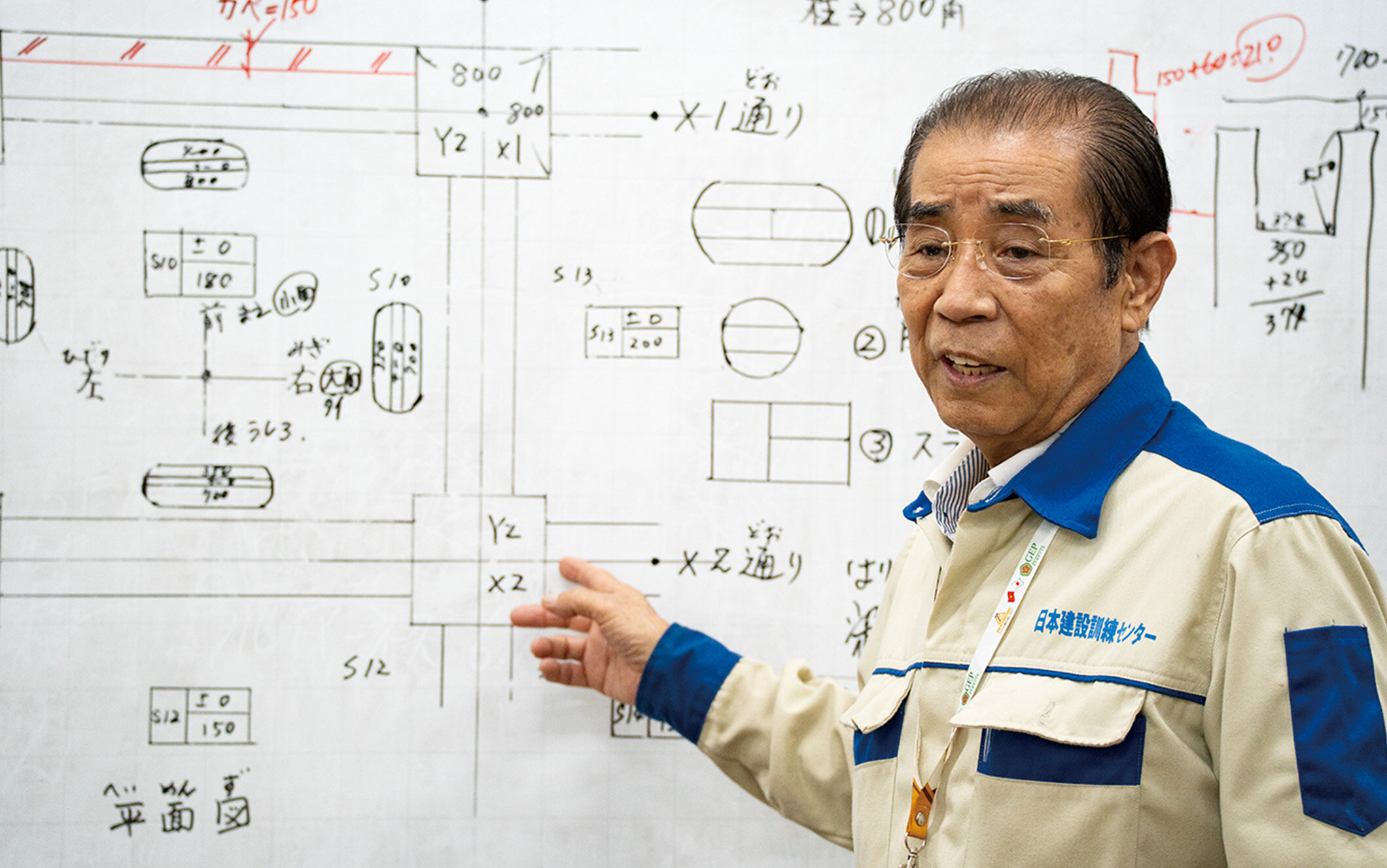 校長自ら教壇に立ち、図面の読み方を指導
