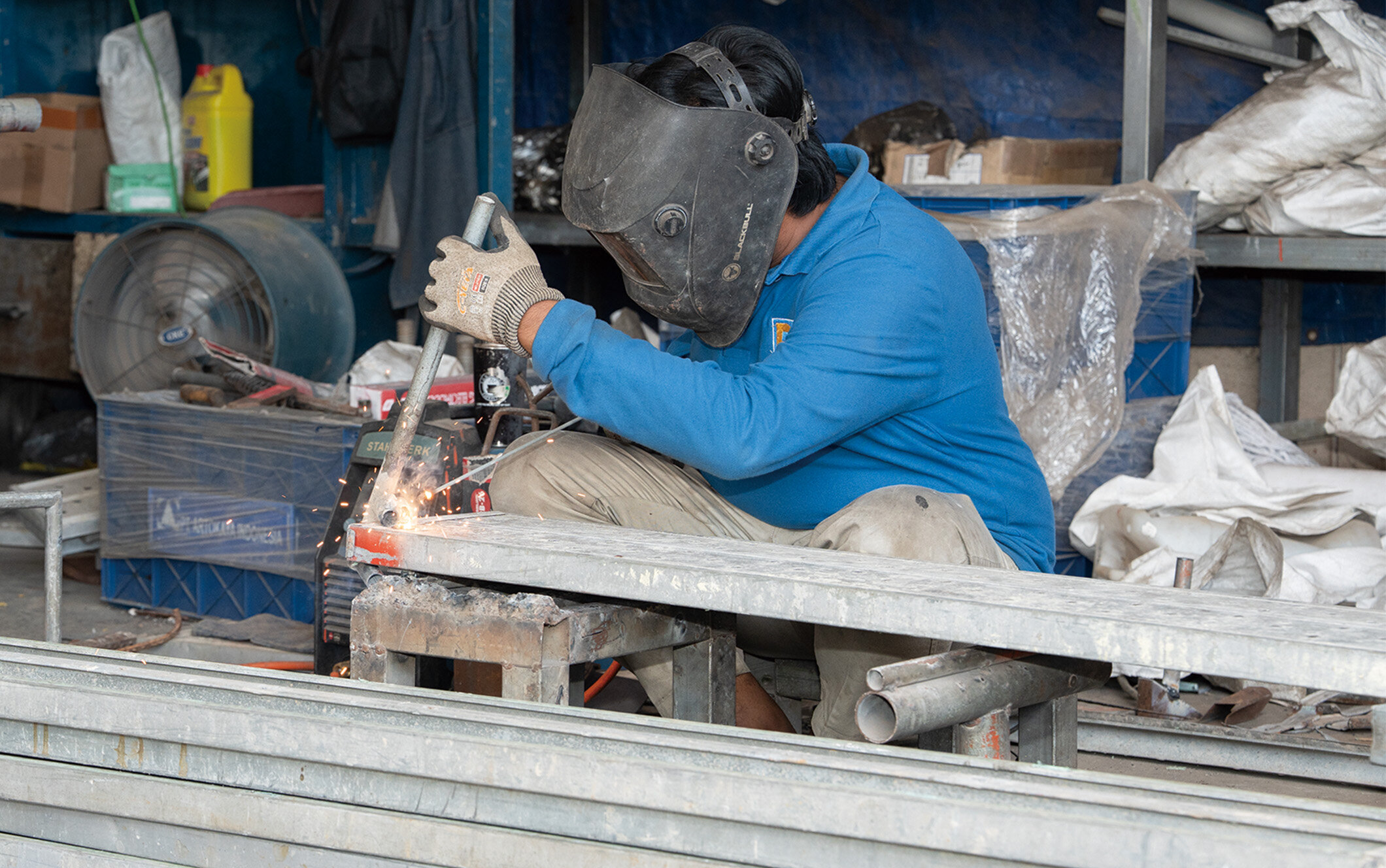 溶接作業に励むスタッフ
