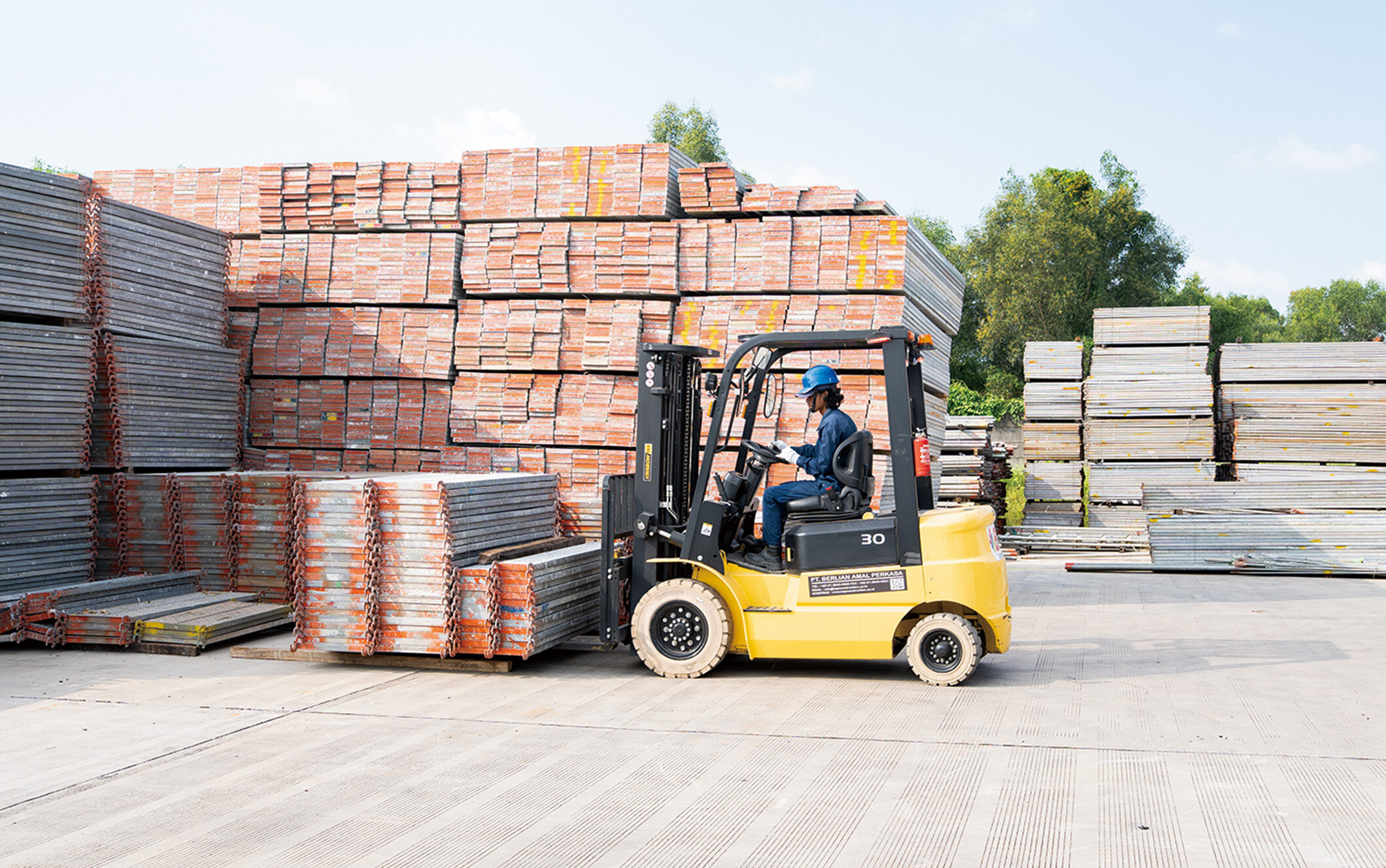フォークリフトで資材運搬