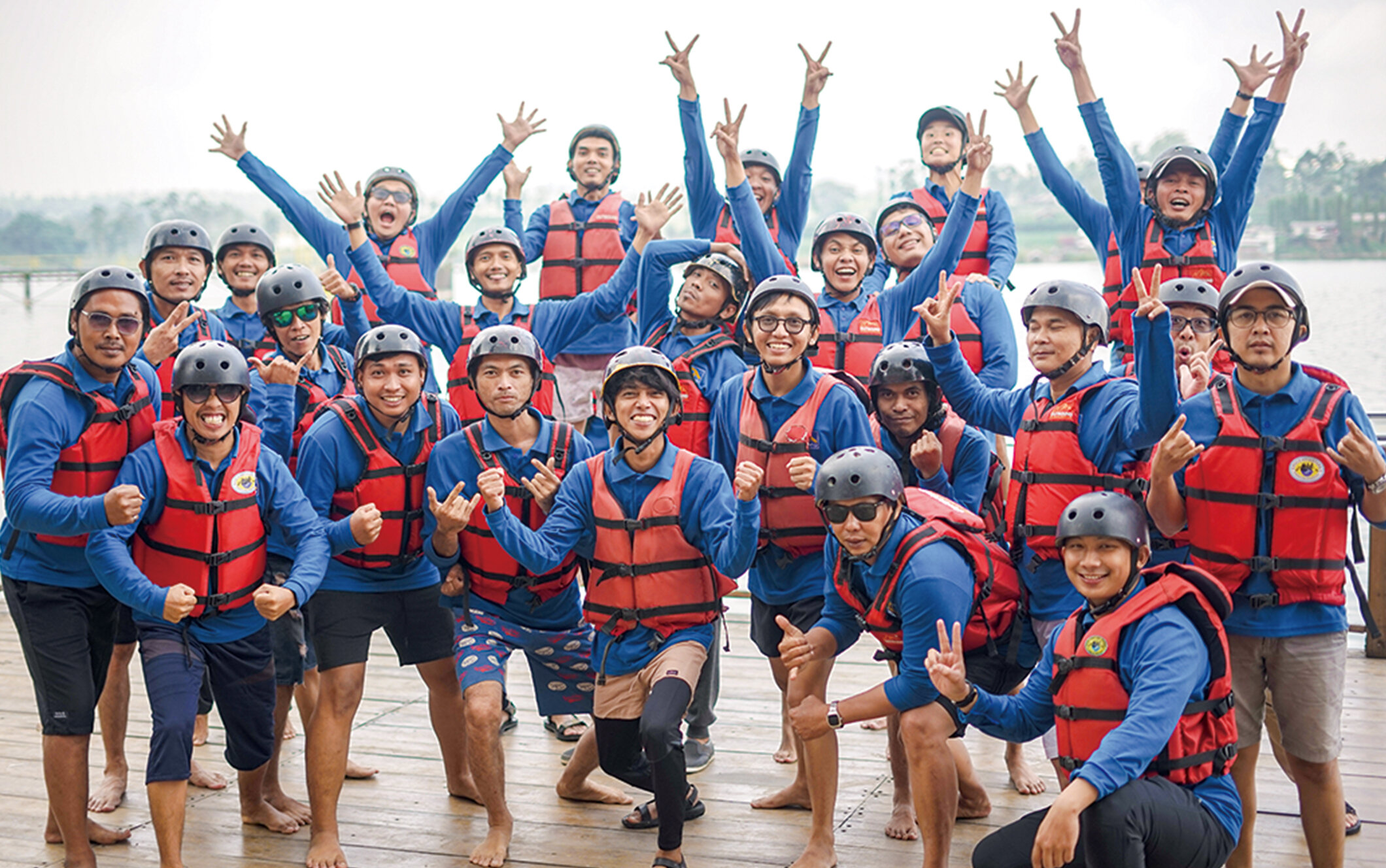 社員旅行で盛り上がるスタッフたち