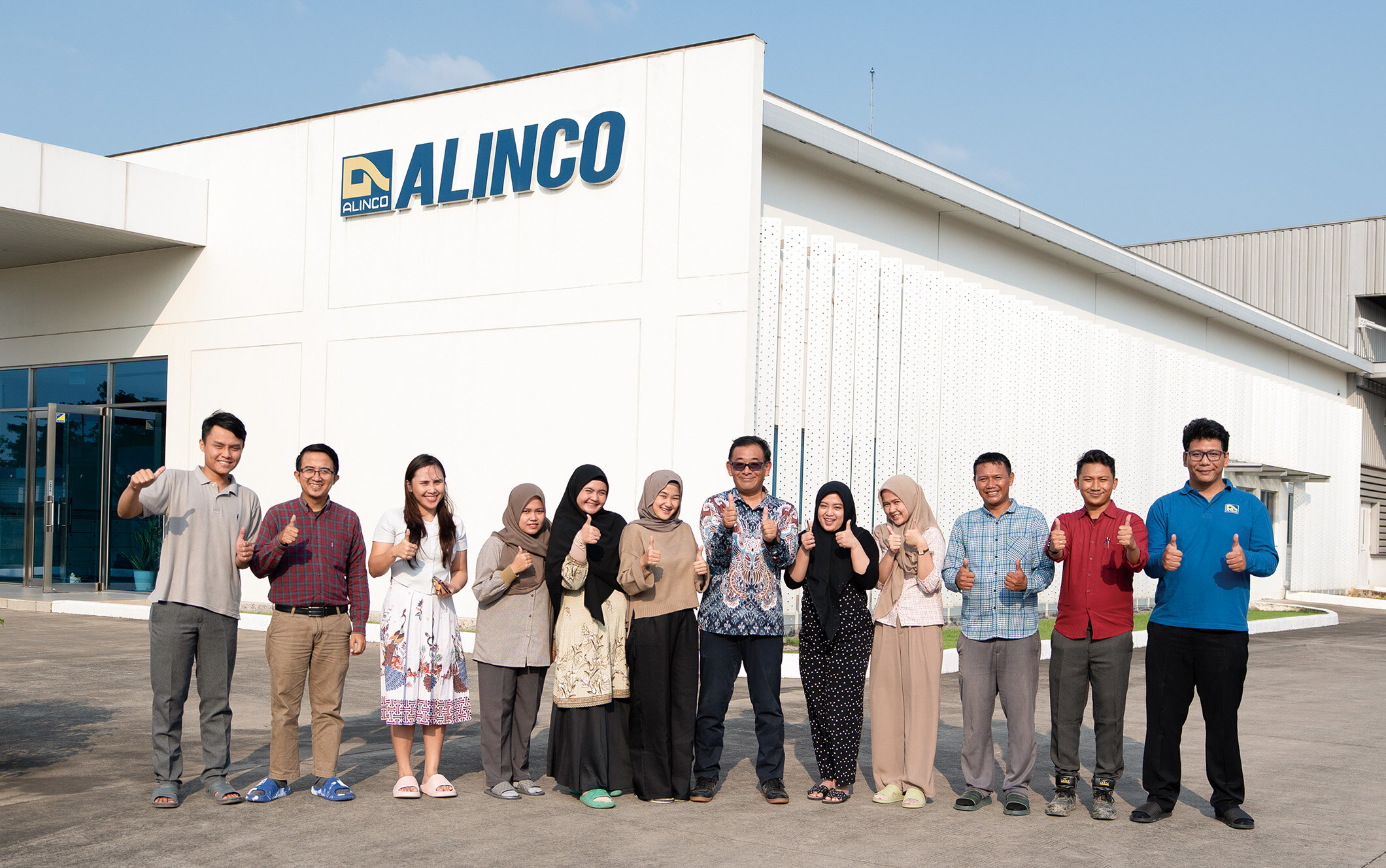 社屋前に並ぶスタッフ一同