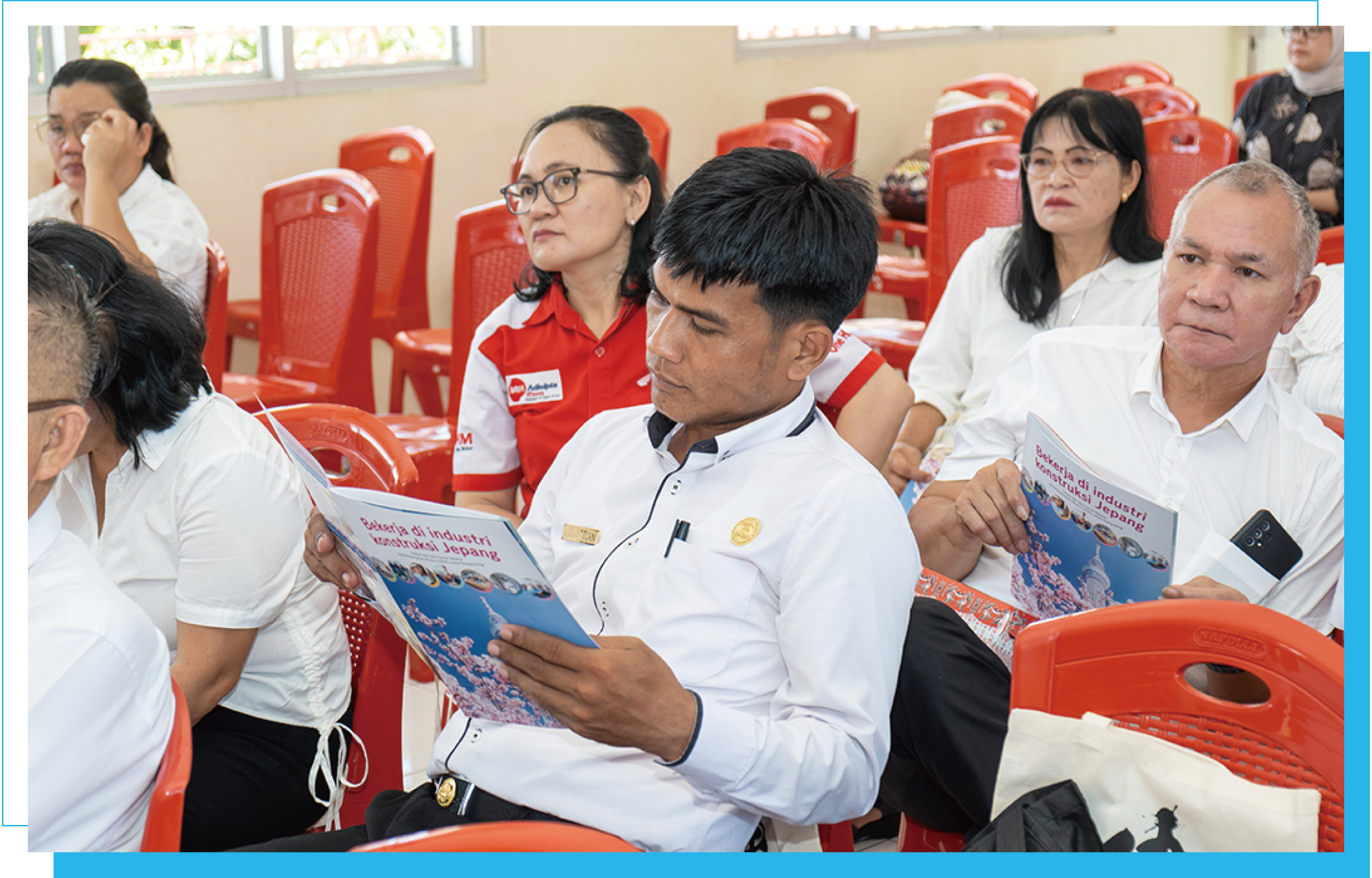 説明会に耳を傾ける教員